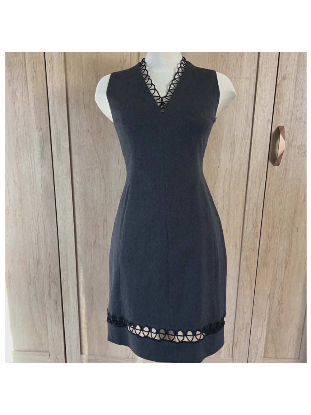 Elie Tahari Grey Sheath Dress V-Neck Lattice Trim Sleeveless EN0E2607 Size 2